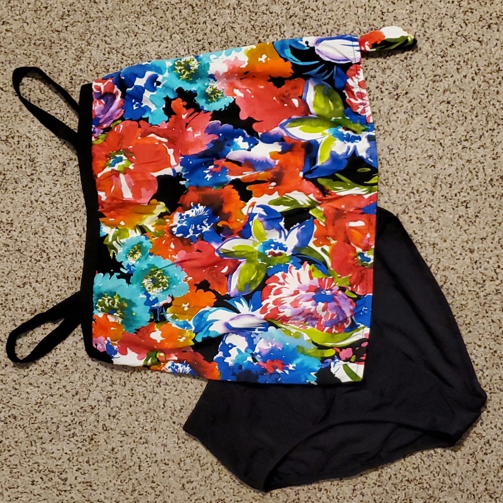 Maxine of Hollywood Floral Convertable Strap Tankini and Black Bottoms S…